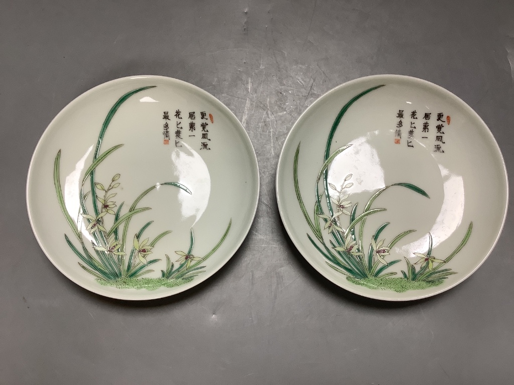 A pair of Chinese enamelled porcelain saucer dishes, diameter 14cm